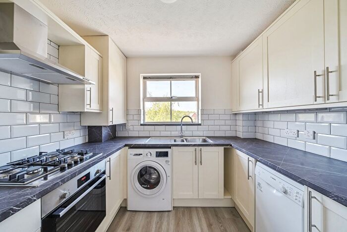 2 Bedroom Flat To Rent In Salters Close, Rickmansworth, WD3