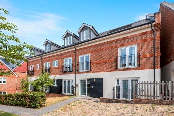 2 Bedroom Flat To Rent In Weatherill Close, Guildford GU1