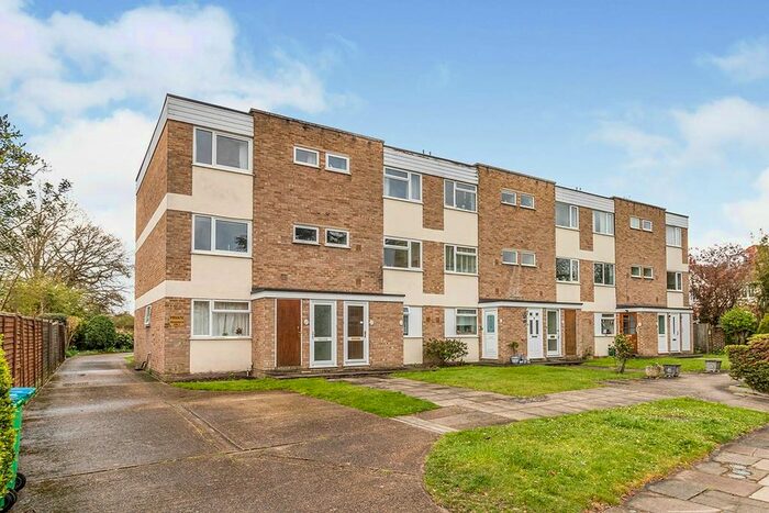 2 Bedroom Flat To Rent In Blandford Road, Teddington, Middlesex, TW11