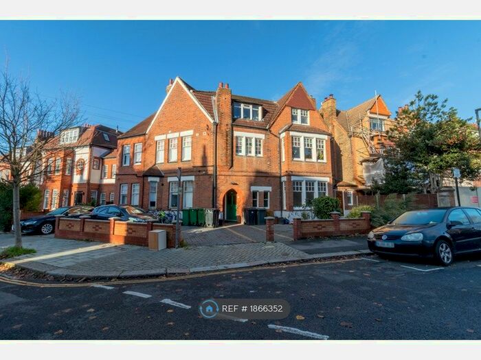 3 Bedroom Flat To Rent In Rydal Road, London, SW16