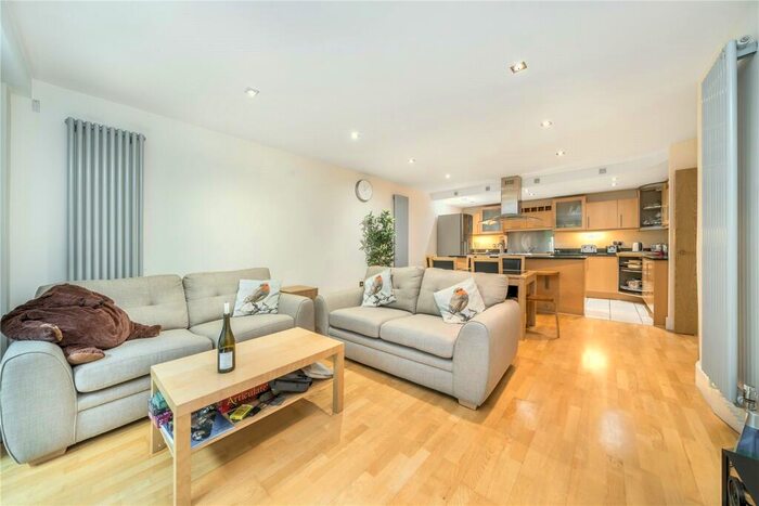 2 Bedroom Apartment To Rent In Millharbour, Canary Wharf, London, E14