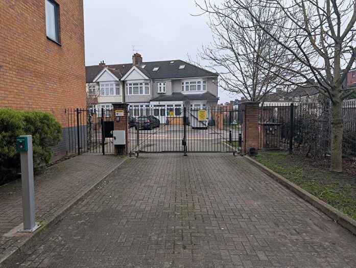 1 Bedroom Flat For Sale In Parham Drive, Ilford, IG2