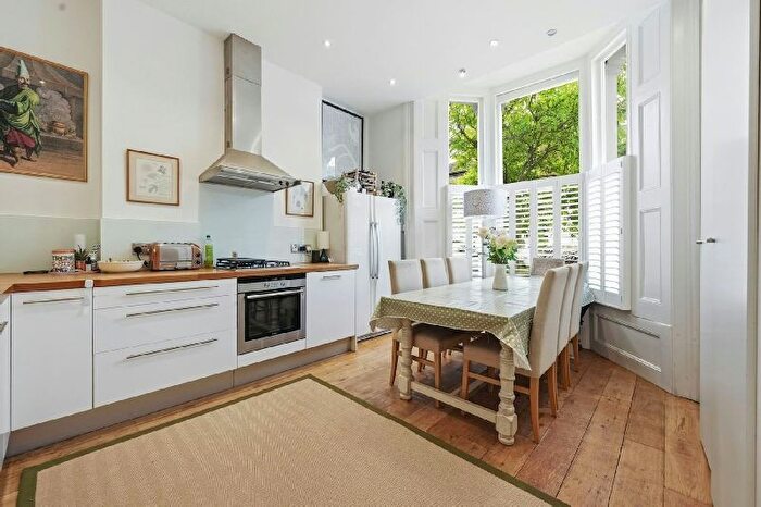 3 Bedroom Maisonette For Sale In Cheverton Road, London, N19
