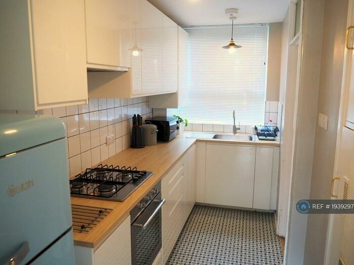 2 Bedroom Maisonette To Rent In Priory Court, London, E9