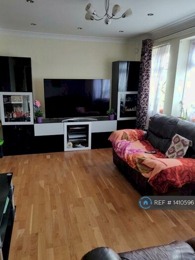 3 Bedroom Semi-Detached House To Rent In Verney Road, Slough, SL3