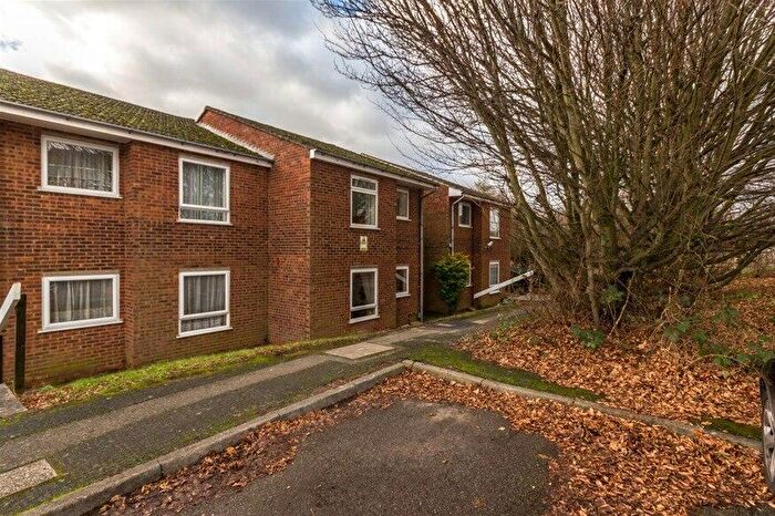 2 Bedroom Flat To Rent In Chiltern Park Avenue, Berkhamsted, HP4