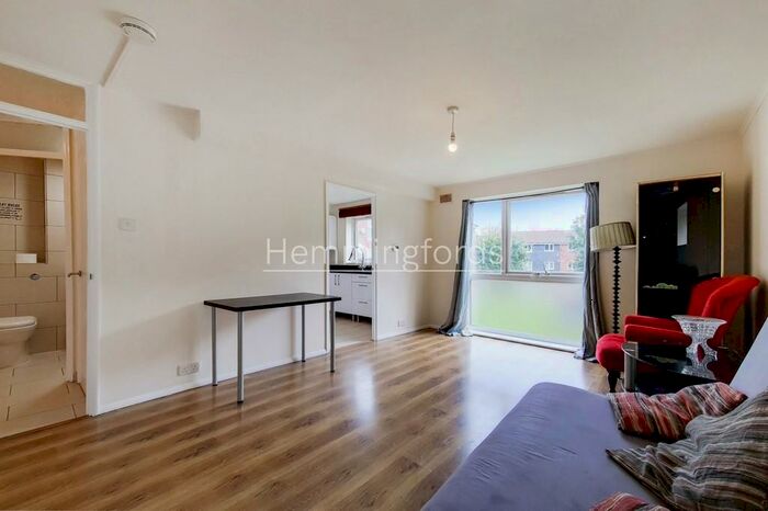 2 Bedroom Apartment To Rent In Larch Close, London, N11