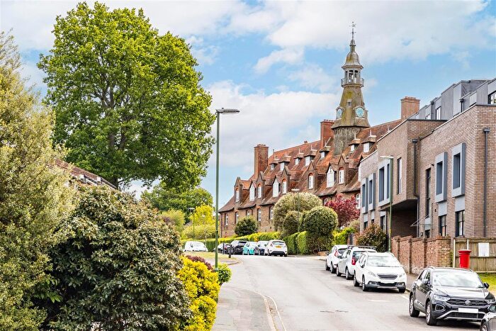 1 Bedroom Flat For Sale In Syresham Gardens, Haywards Heath, RH16