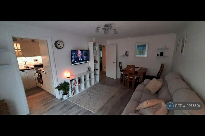 2 Bedroom Flat To Rent In Chalfont Close, Hemel Hempstead, HP2