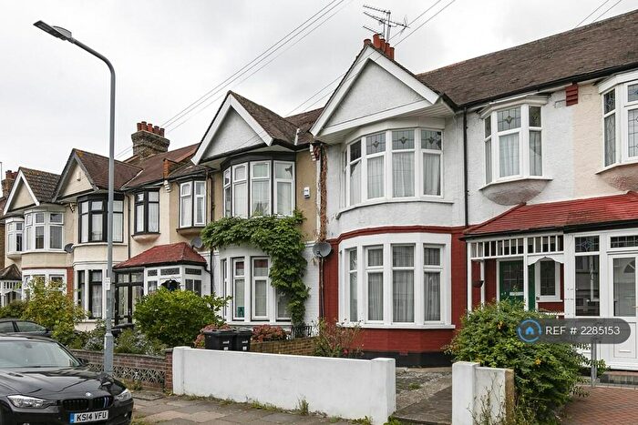 2 Bedroom Flat To Rent In Ilford, Essex, IG1