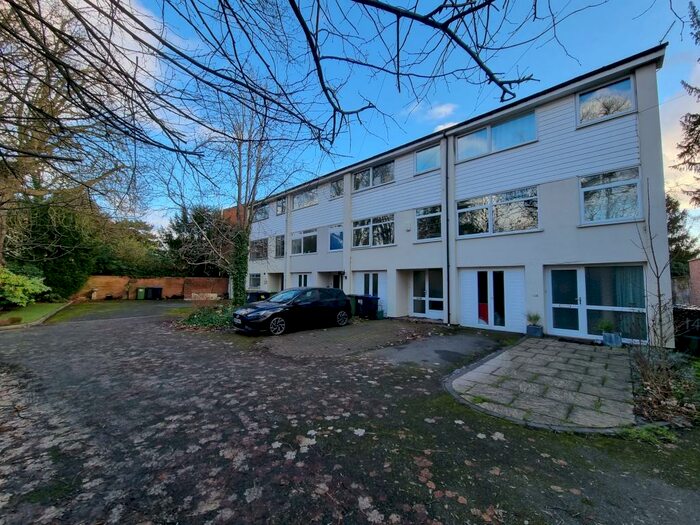 4 Bedroom Town House To Rent In B Lillington Avenue, CV32