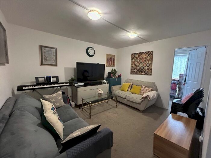 1 Bedroom Flat To Rent In Northcott, Bracknell, Berkshire, RG12