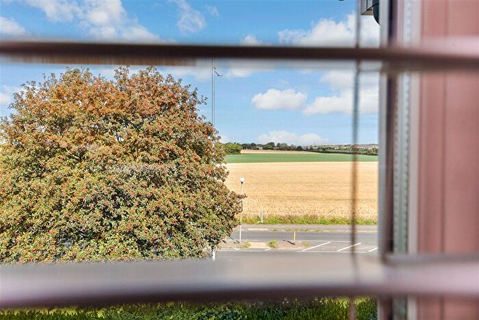 1 Bedroom Flat For Sale In Wealdhurst Park, Broadstairs, Kent, CT10