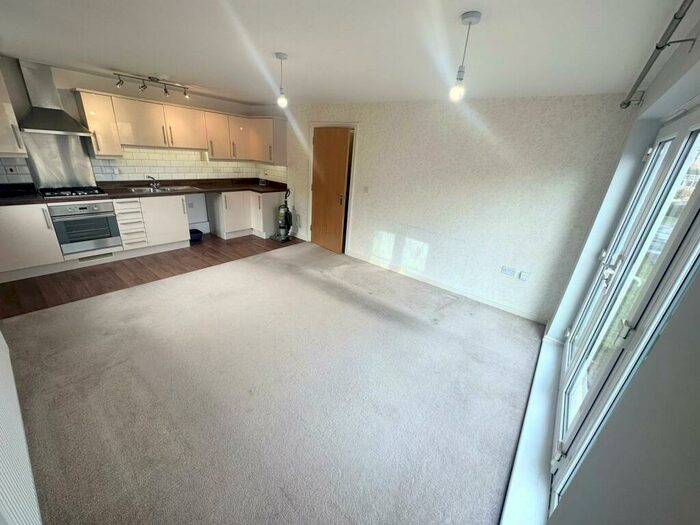 2 Bedroom Flat To Rent In Meadow Way, Tyla Garw, Pontyclun, CF72