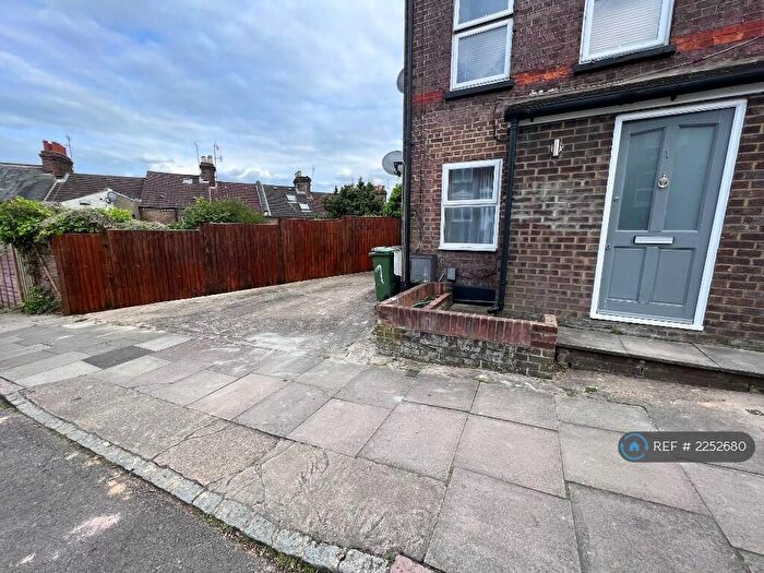 2 Bedroom Flat To Rent In Milton Road, Luton, LU1