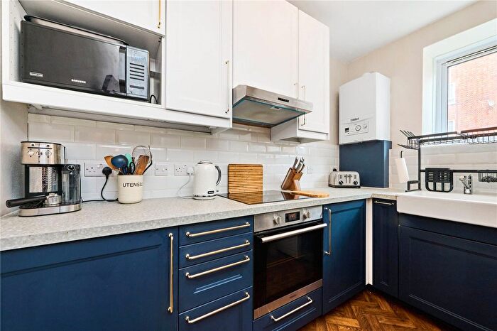 3 Bedroom Flat For Sale In Triangle Place, London, SW4