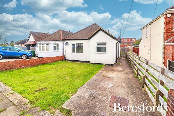 2 Bedroom Detached House For Sale In The Crescent, Upminster, RM14