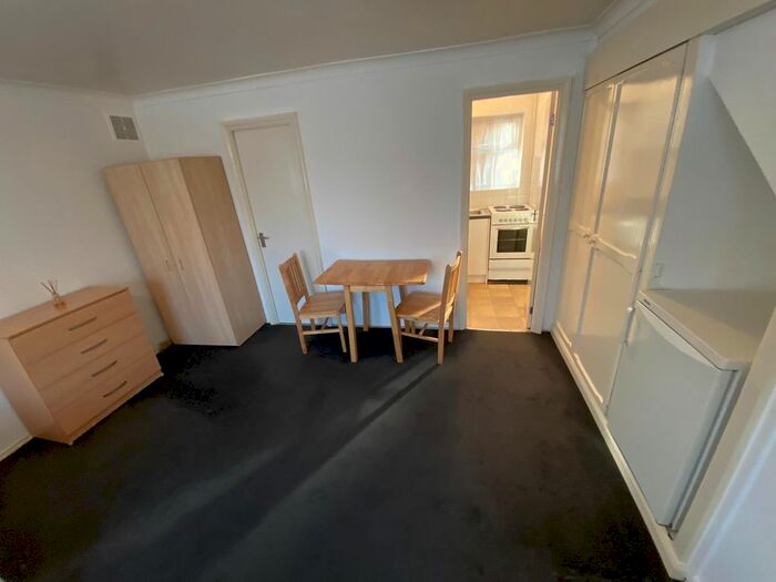 Studio To Rent In Long Lane, Finchley Central, N3