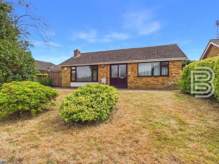 2 Bedroom Detached Bungalow For Sale In Landseer Close, Hillmorton, Rugby, CV21