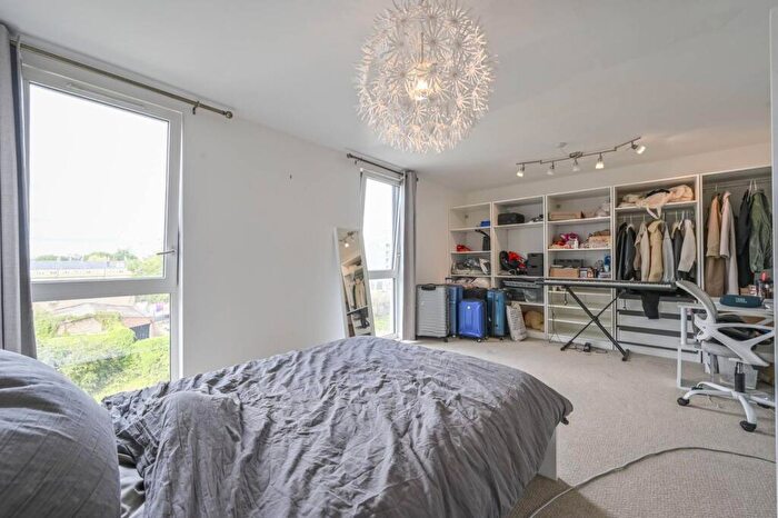 2 Bedroom Flat To Rent In Panoramic Tower, Poplar, London, E14