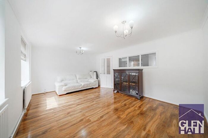 3 Bedroom Maisonette For Sale In High Road, London, N11