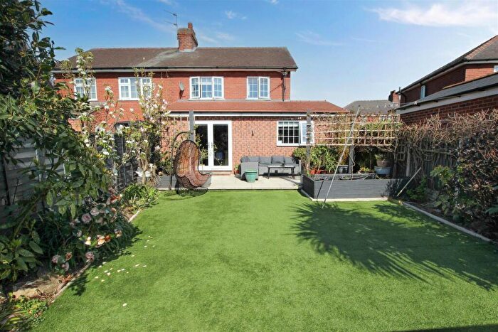 3 Bedroom Semi-Detached House For Sale In Clovelly Road, Edenthorpe, Doncaster, DN3