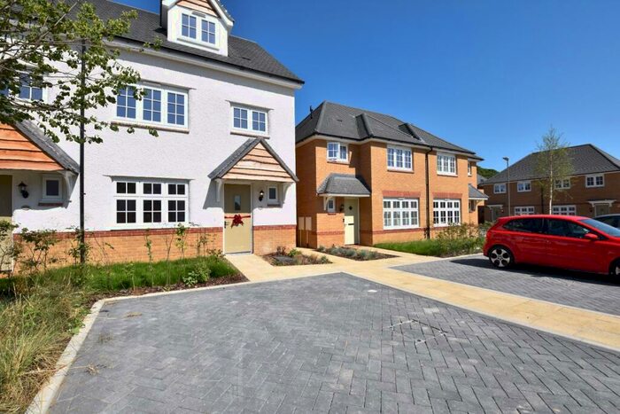 4 Bedroom Semi-Detached House To Rent In Whittle Drive, Luton, Bedfordshire, LU2