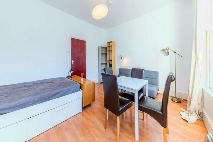 Flat To Rent In St Peters Street, Angel, N1