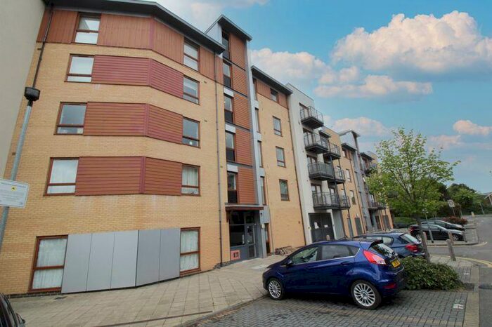 1 Bedroom Flat To Rent In Commonwealth Drive, Crawley, RH10