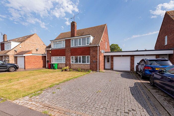 3 Bedroom Semi-Detached House For Sale In Seacourt Road, Langley, SL3