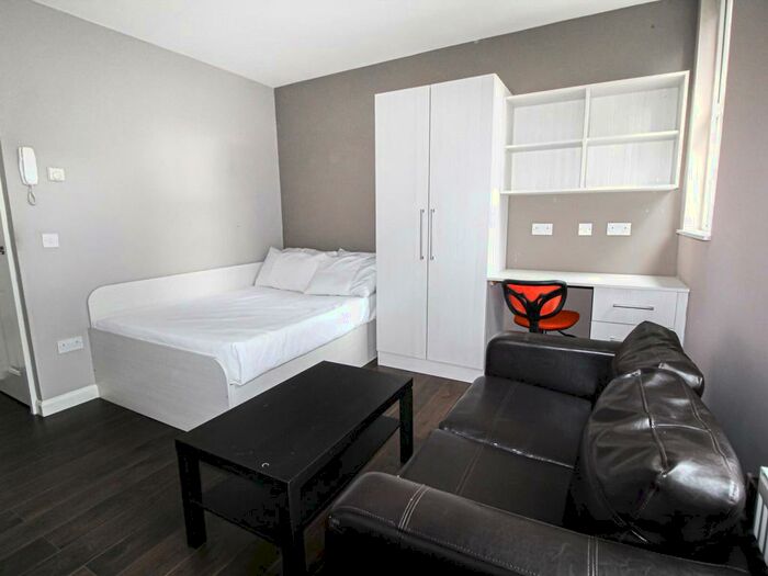 Studio To Rent In Darnley Road, Leeds, West Yorkshire, LS16