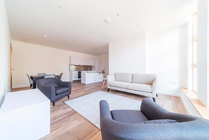 2 Bedroom Flat To Rent In Queen Street, Maidenhead, Berkshire, SL6