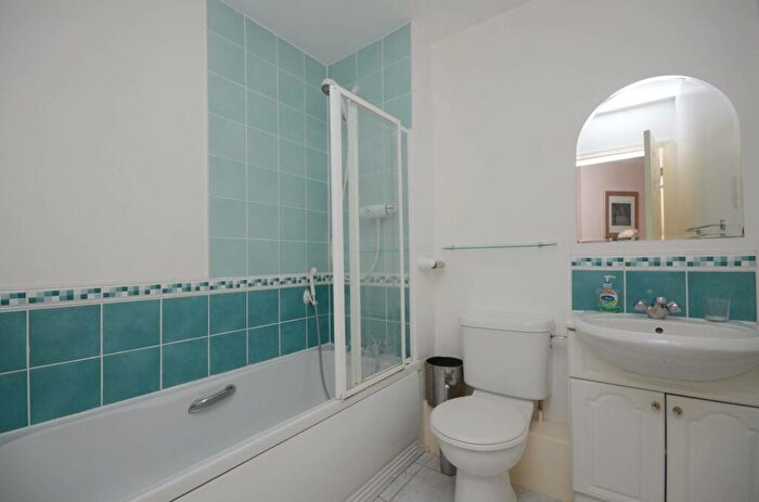 2 Bedroom Flat To Rent In Century Court, Woking, GU21