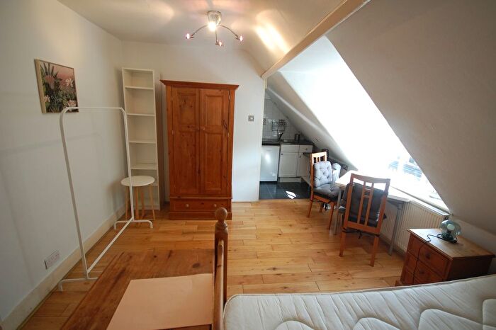 Studio To Rent In Chiswick High Road, London, W4