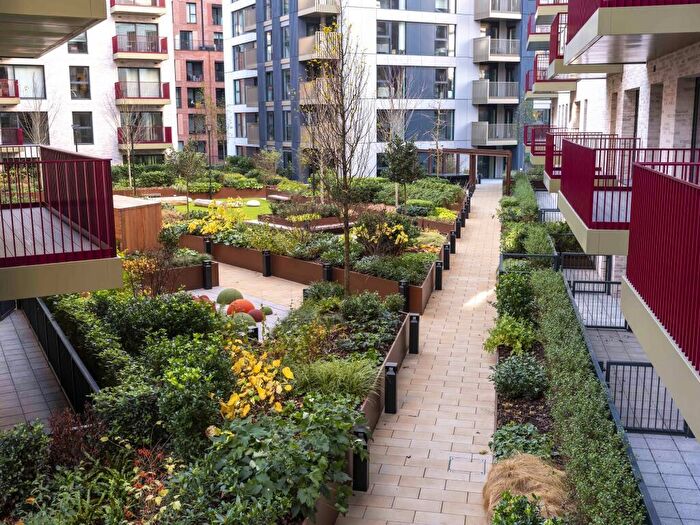 2 Bedroom Apartment To Rent In Hewson Way, London, SE17