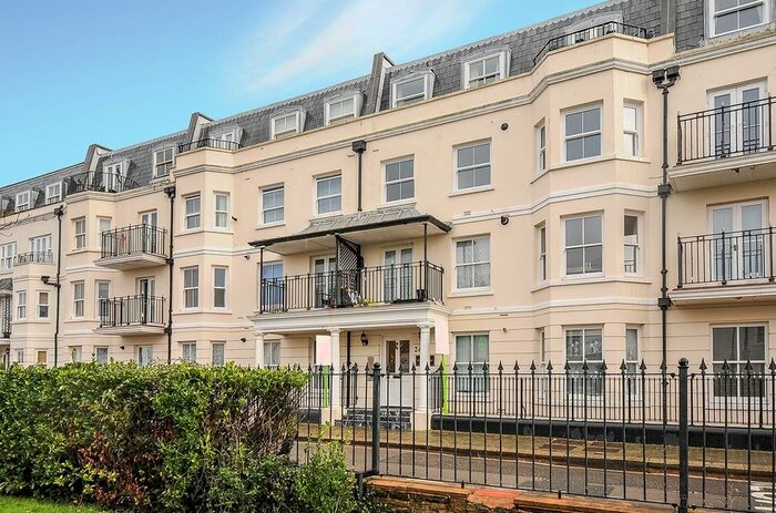 1 Bedroom Flat To Rent In Dolphin Court, The Steyne, Bognor Regis, West Sussex, PO21