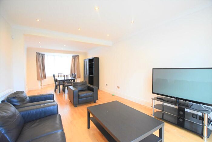 4 Bedroom Semi-Detached House To Rent In Linkside, West Finchley, London, N12