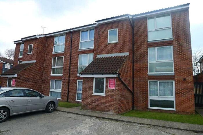 2 Bedroom Flat To Rent In Poplar Grove, London, N11