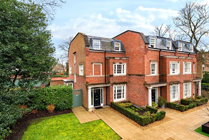 4 Bedroom End Of Terrace House For Sale In Warrenhurst Gardens, Weybridge, KT13
