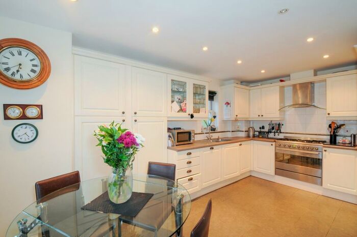 4 Bedroom Semi-Detached House To Rent In Newbury, Berkshire, RG14