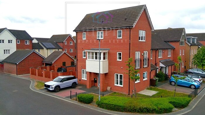 5 Bedroom Semi Detached House For Sale In Riverside Way, Castleford, West Yorkshire, WF10
