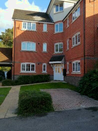 2 Bedroom Flat To Rent In De Port Gardens, Basingstoke, RG24