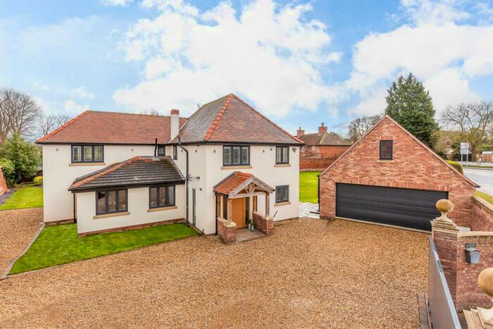 4 Bedroom Detached House For Sale In Sunningdale, Great North Road, Barnby Moor, Retford, Nottinghamshire, DN22