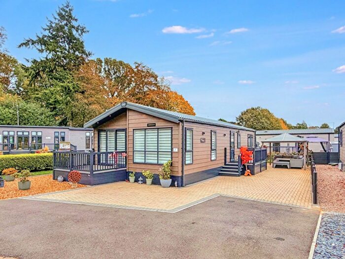 2 Bedroom Mobile/park Home For Sale In Rowan Close, Overstone Lakes, Sywell, NN6