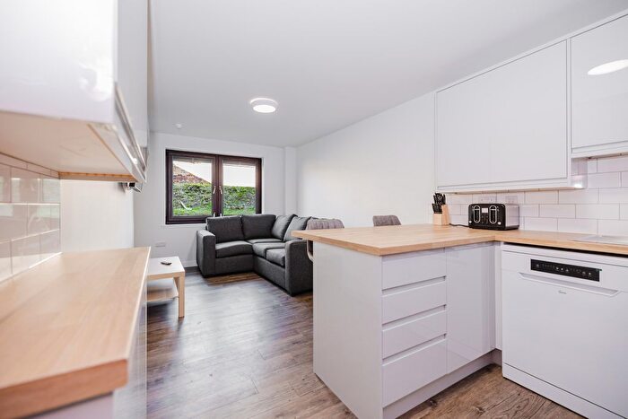 5 Bedroom Flat To Rent In West Bryson Road, Edinburgh, EH11