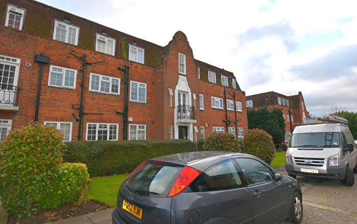 2 Bedroom Apartment To Rent In Belmont Close, Barnet, North London, EN4