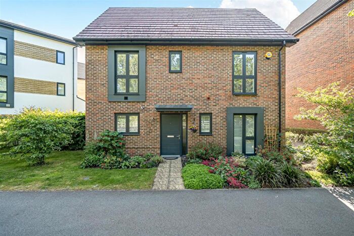 3 Bedroom Detached House For Sale In Stirling Close Crowthorne, Berkshire, RG45