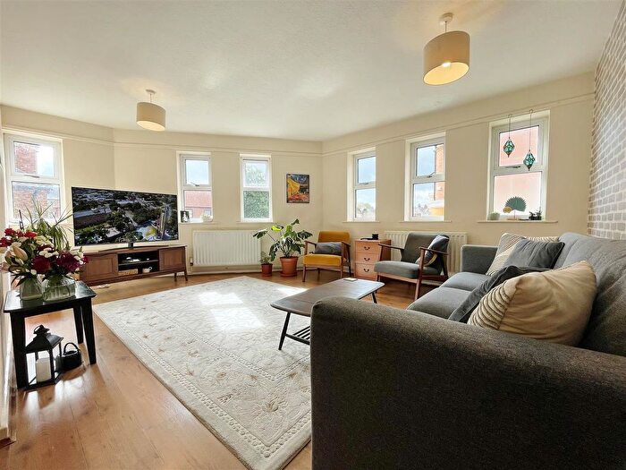 3 Bedroom Flat For Sale In Micklegate, Selby, YO8