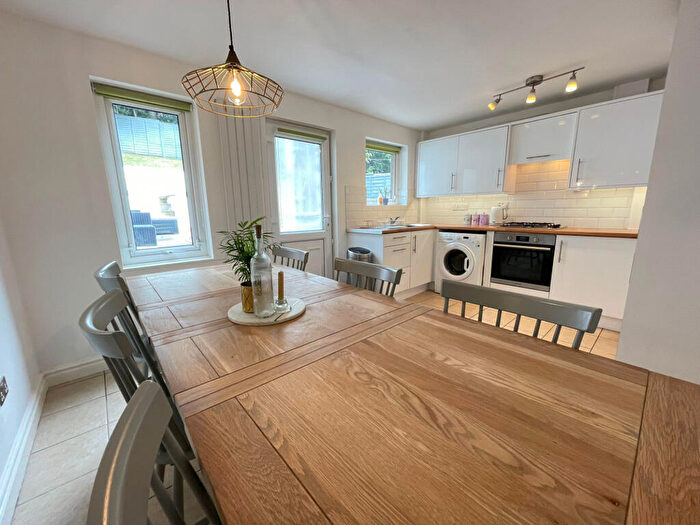 3 Bedroom Semi-Detached House To Rent In Farm Hill North, Leeds, West Yorkshire, LS7