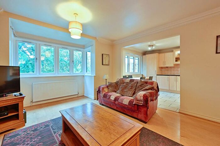 3 Bedroom Flat For Sale In The Hollies, Watford, WD18